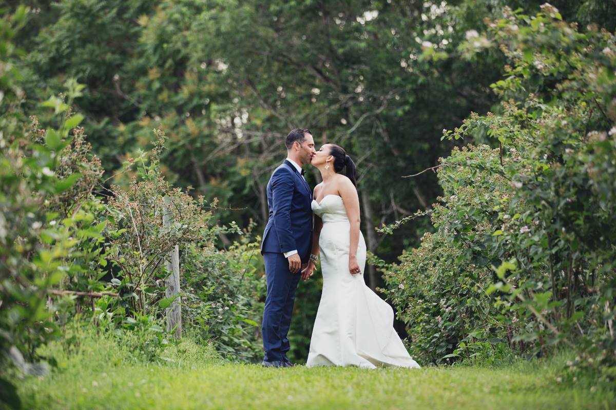 Vineyard Akinyi + Romain in the vineyard